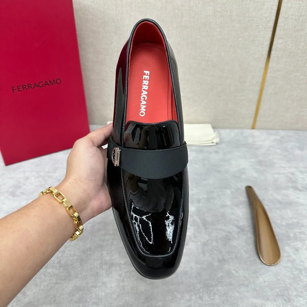 [Ferragamo] Top P: 960💰 Number of yards: 39~44 (38.45.46. Custom-made, non-refundable) Ferragamo** counters synchronize new models of men's loafers that can be worn casually or formally. The classic shape embodies the fashionable charm of formal wear, and the newly designed proportions are more modern. These loafers are made of imported open-edge beaded cowhide/fine calfskin/cow suede material. The upper is decorated with webbing, and the side is privately molded with silver Gancini buckles. The double stitching details add to the fashionable charm. Adopting a special "Original" structure and going through multiple processes, the soles are almost entirely handmade. Unique processing technology demonstrates exquisite craftsmanship. The original privately modeled genuine leather outsole is paired with a personalized rubber backing. It is comfortable, non-slip and wear-resistant. It can be worn as a slip-on. Exquisite hand-stitching. The workmanship is as fine as that of a store. The original color calfskin lining is sweat-absorbent, anti-odor, comfortable and breathable. The heel is also decorated with a rubber patch to perfectly improve the grip performance.